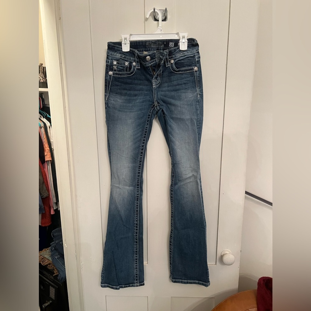 Miss Me ladies size 25 jeans. Lightly worn. Good condition.